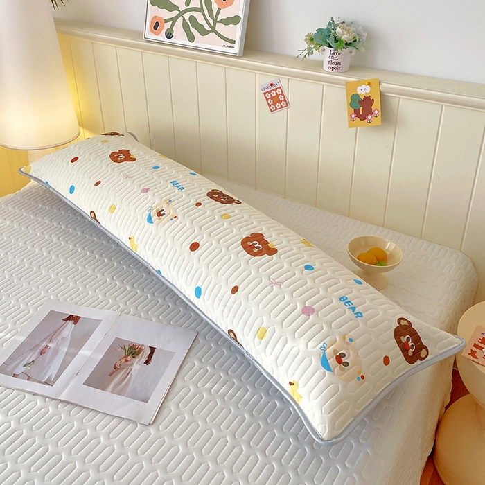 91家纺网 家纺一手货源 找家纺 芯宜佳 2025年新款A类乳胶凉感丝枕套 熊熊乐园-米黄