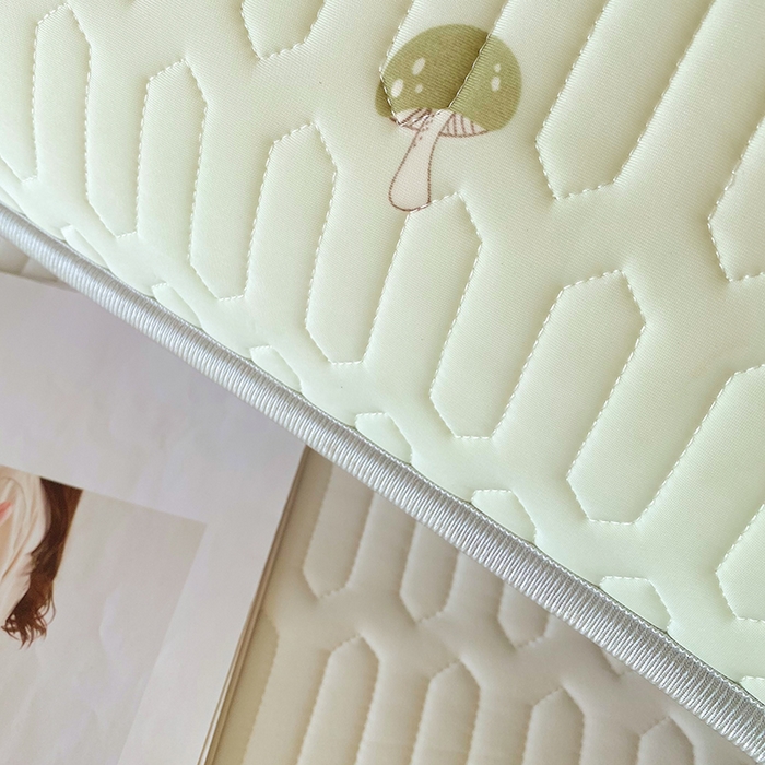 91家纺网 家纺一手货源 找家纺 芯宜佳 2025年新款A类乳胶凉感丝枕套 萌趣蘑菇-果绿