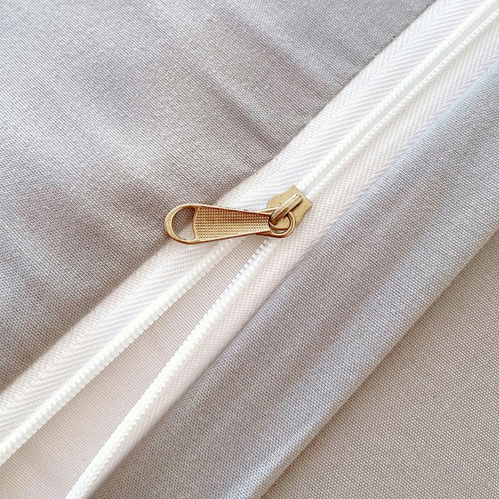 91家纺网 家纺一手货源 找家纺 芯宜佳 2025年新款A类乳胶凉感丝枕套 熊熊乐园-米黄