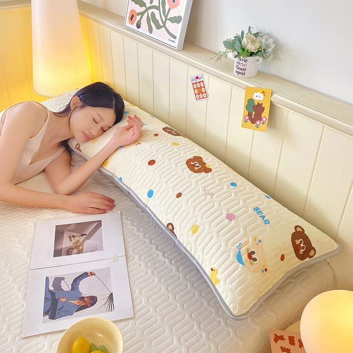 91家纺网 家纺一手货源 找家纺 芯宜佳 2025年新款A类乳胶凉感丝枕套 熊熊乐园-米黄