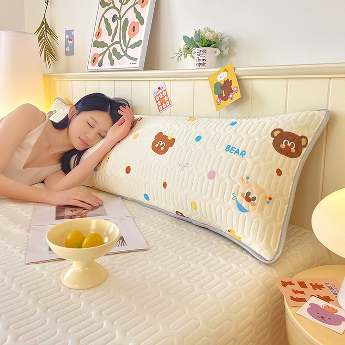 91家纺网 家纺一手货源 找家纺 芯宜佳 2025年新款A类乳胶凉感丝枕套 熊熊乐园-米黄