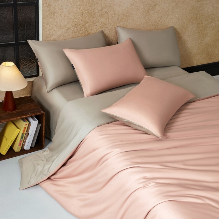 91家纺网 家纺一手货源 找家纺 秀色家纺 2025新款A类60s新疆长绒棉纯棉四件套全棉床上用品纯色床单被套被罩三件套-米朵 米朵-蕊粉灰