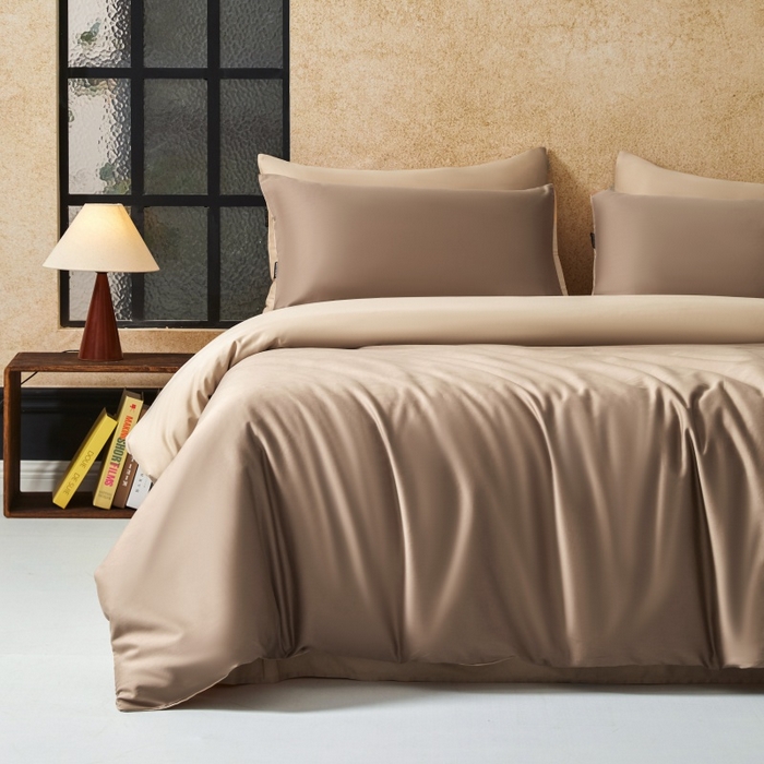 91家纺网 家纺一手货源 找家纺 秀色家纺 2025新款A类60s新疆长绒棉纯棉四件套全棉床上用品纯色床单被套被罩三件套-米朵 米朵-亚麻咖+香槟金