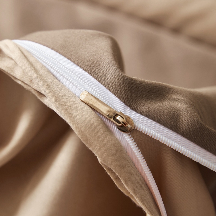 91家纺网 家纺一手货源 找家纺 秀色家纺 2025新款A类60s新疆长绒棉纯棉四件套全棉床上用品纯色床单被套被罩三件套-米朵 米朵-亚麻咖+香槟金