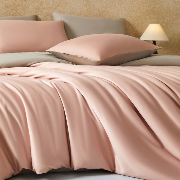 91家纺网 家纺一手货源 找家纺 秀色家纺 2025新款A类60s新疆长绒棉纯棉四件套全棉床上用品纯色床单被套被罩三件套-米朵 米朵-蕊粉灰