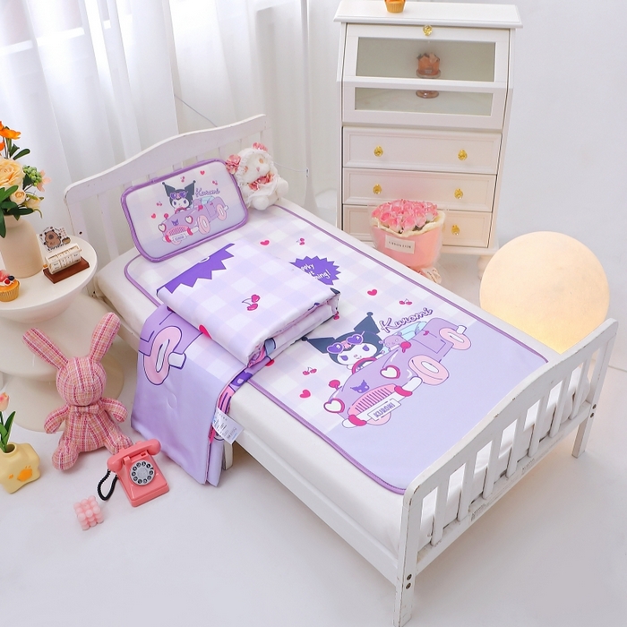 91家纺网 家纺一手货源 找家纺 八零年代 2025新款三丽鸥IP正版授权凉席新品云柔天丝软凉席冰丝儿童席幼儿园午睡凉席套件 库洛米-汽车