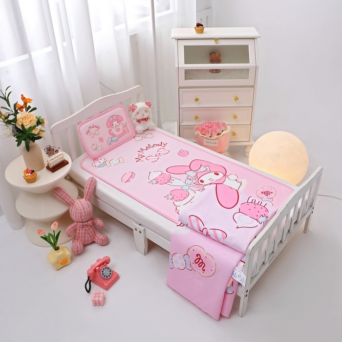 91家纺网 家纺一手货源 找家纺 八零年代 2025新款三丽鸥IP正版授权凉席新品云柔天丝软凉席冰丝儿童席幼儿园午睡凉席套件 美乐蒂-草莓甜心