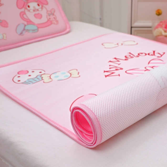 91家纺网 家纺一手货源 找家纺 八零年代 2025新款三丽鸥IP正版授权凉席新品云柔天丝软凉席冰丝儿童席幼儿园午睡凉席套件 美乐蒂-草莓甜心