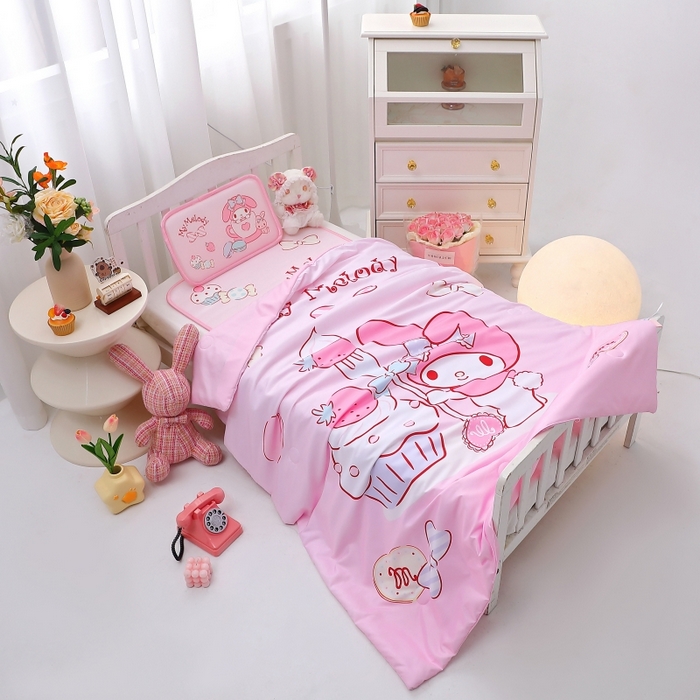 91家纺网 家纺一手货源 找家纺 八零年代 2025新款三丽鸥IP正版授权凉席新品云柔天丝软凉席冰丝儿童席幼儿园午睡凉席套件 美乐蒂-草莓甜心