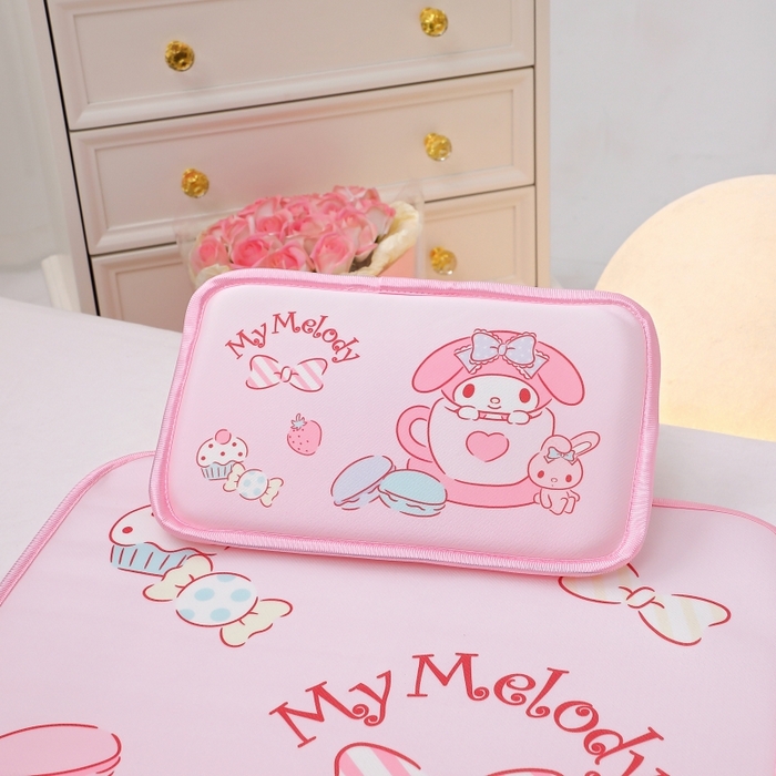 91家纺网 家纺一手货源 找家纺 八零年代 2025新款三丽鸥IP正版授权凉席新品云柔天丝软凉席冰丝儿童席幼儿园午睡凉席套件 美乐蒂-草莓甜心