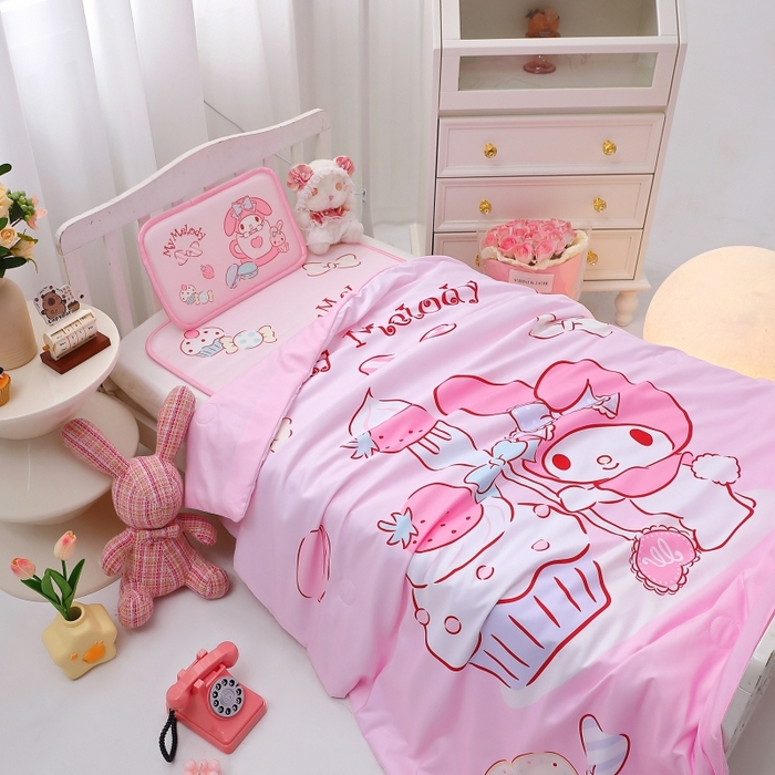 91家纺网 家纺一手货源 找家纺 八零年代 2025新款三丽鸥IP正版授权凉席新品云柔天丝软凉席冰丝儿童席幼儿园午睡凉席套件 美乐蒂-草莓甜心