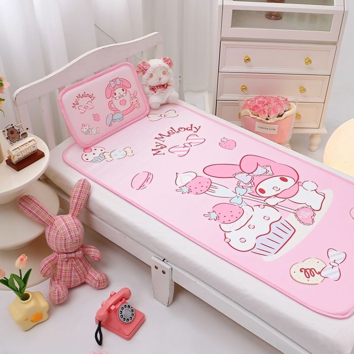 91家纺网 家纺一手货源 找家纺 八零年代 2025新款三丽鸥IP正版授权凉席新品云柔天丝软凉席冰丝儿童席幼儿园午睡凉席套件 美乐蒂-草莓甜心