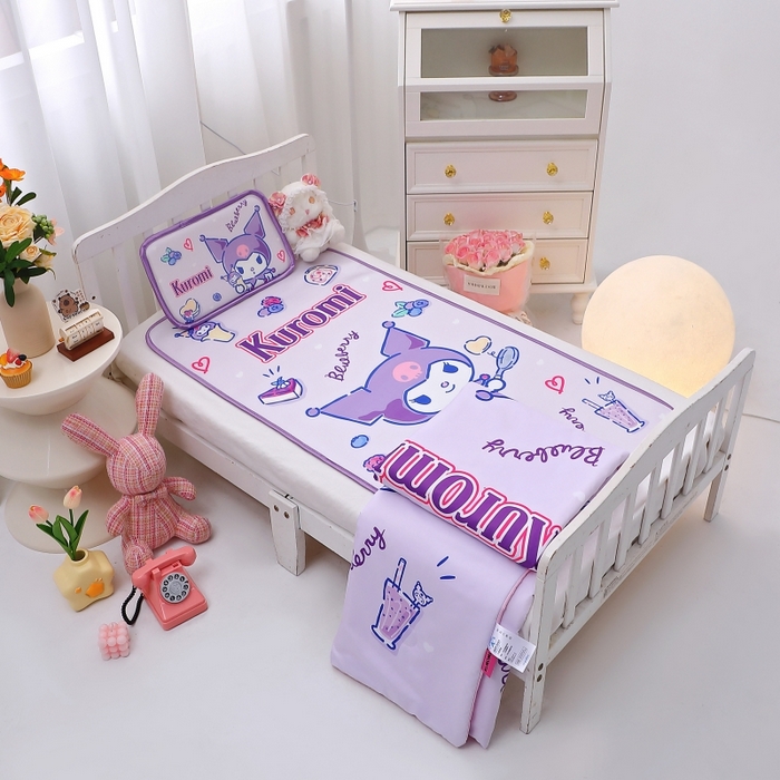 91家纺网 家纺一手货源 找家纺 八零年代 2025新款三丽鸥IP正版授权凉席新品云柔天丝软凉席冰丝儿童席幼儿园午睡凉席套件 库洛米-甜甜