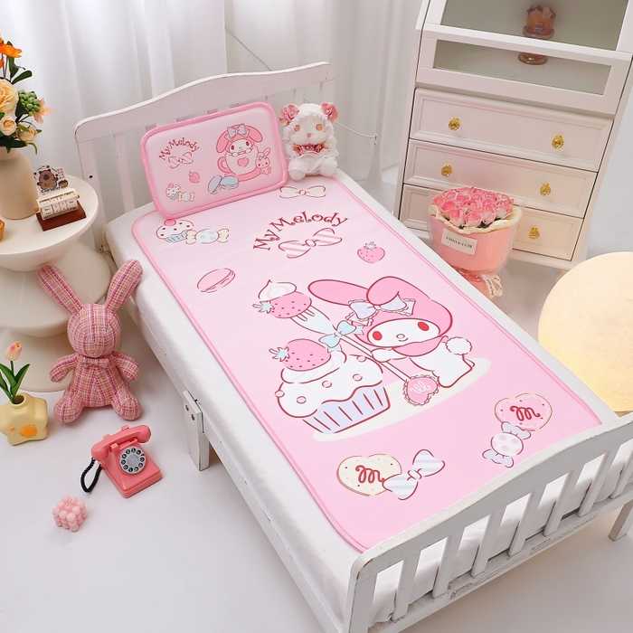 91家纺网 家纺一手货源 找家纺 八零年代 2025新款三丽鸥IP正版授权凉席新品云柔天丝软凉席冰丝儿童席幼儿园午睡凉席套件 美乐蒂-草莓甜心