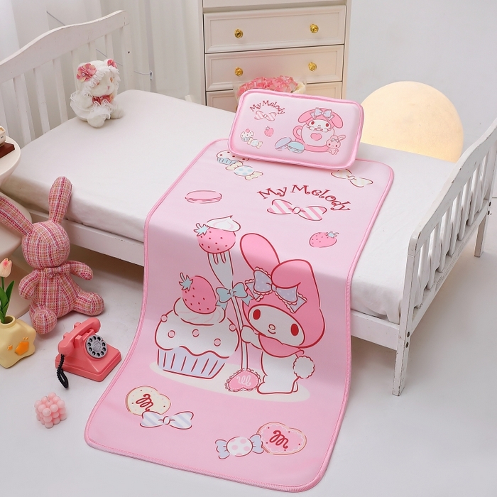 91家纺网 家纺一手货源 找家纺 八零年代 2025新款三丽鸥IP正版授权凉席新品云柔天丝软凉席冰丝儿童席幼儿园午睡凉席套件 美乐蒂-草莓甜心