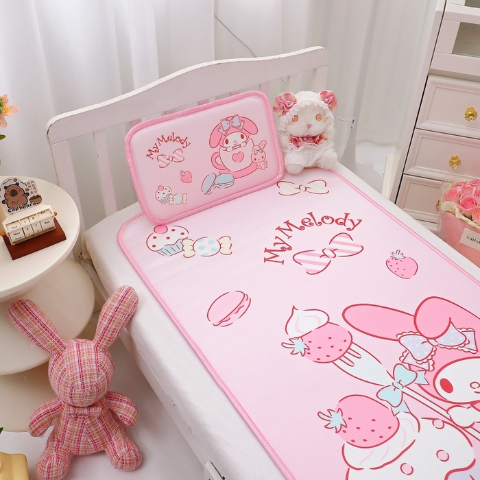 91家纺网 家纺一手货源 找家纺 八零年代 2025新款三丽鸥IP正版授权凉席新品云柔天丝软凉席冰丝儿童席幼儿园午睡凉席套件 美乐蒂-草莓甜心