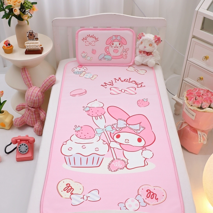 91家纺网 家纺一手货源 找家纺 八零年代 2025新款三丽鸥IP正版授权凉席新品云柔天丝软凉席冰丝儿童席幼儿园午睡凉席套件 美乐蒂-草莓甜心