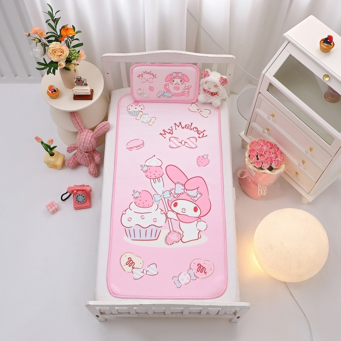 91家纺网 家纺一手货源 找家纺 八零年代 2025新款三丽鸥IP正版授权凉席新品云柔天丝软凉席冰丝儿童席幼儿园午睡凉席套件 美乐蒂-草莓甜心