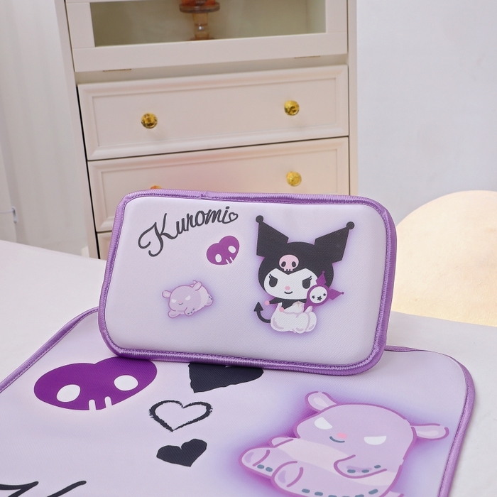 91家纺网 家纺一手货源 找家纺 八零年代 2025新款三丽鸥IP正版授权凉席新品云柔天丝软凉席冰丝儿童席幼儿园午睡凉席套件 库洛米-魔法