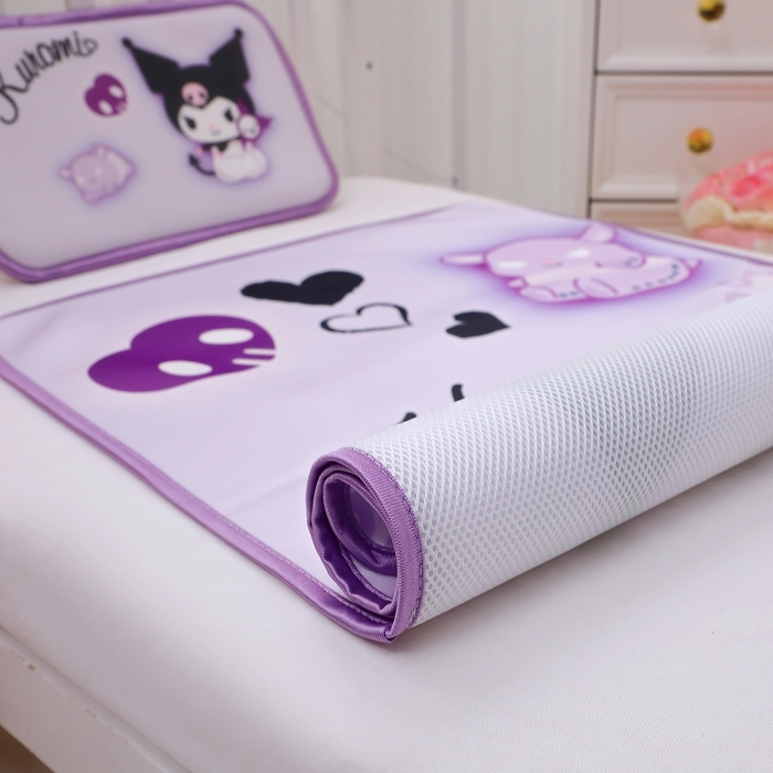 91家纺网 家纺一手货源 找家纺 八零年代 2025新款三丽鸥IP正版授权凉席新品云柔天丝软凉席冰丝儿童席幼儿园午睡凉席套件 库洛米-魔法