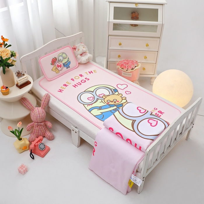 91家纺网 家纺一手货源 找家纺 八零年代 2025新款三丽鸥IP正版授权凉席新品云柔天丝软凉席冰丝儿童席幼儿园午睡凉席套件 小黄人-BOB粉