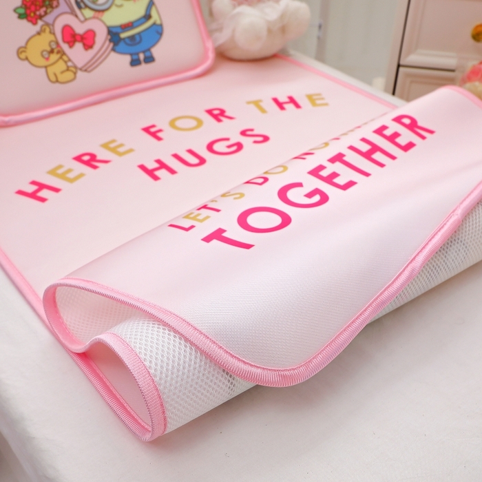 91家纺网 家纺一手货源 找家纺 八零年代 2025新款三丽鸥IP正版授权凉席新品云柔天丝软凉席冰丝儿童席幼儿园午睡凉席套件 小黄人-BOB粉