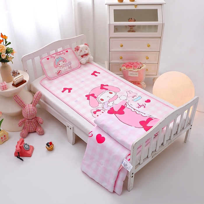 91家纺网 家纺一手货源 找家纺 八零年代 2025新款三丽鸥IP正版授权凉席新品云柔天丝软凉席冰丝儿童席幼儿园午睡凉席套件 美乐蒂-粉格