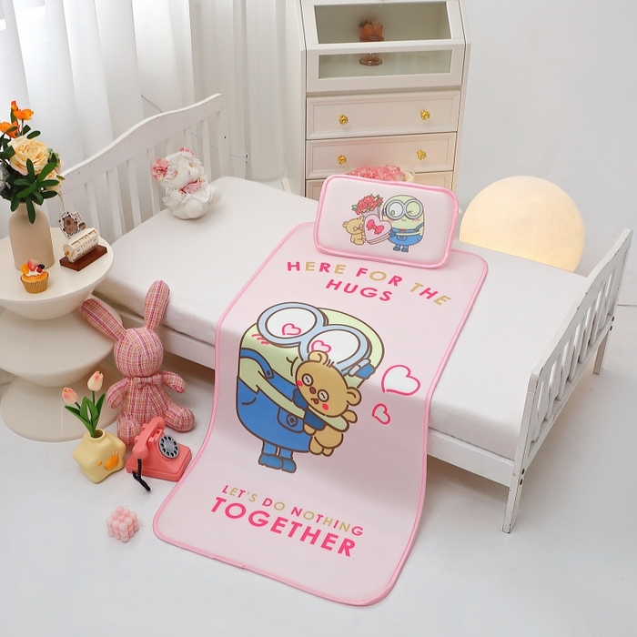 91家纺网 家纺一手货源 找家纺 八零年代 2025新款三丽鸥IP正版授权凉席新品云柔天丝软凉席冰丝儿童席幼儿园午睡凉席套件 小黄人-BOB粉