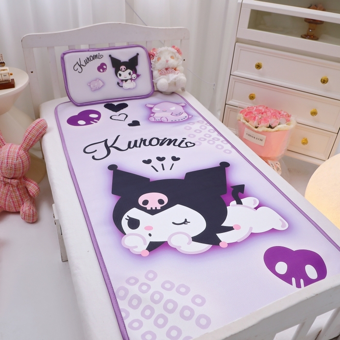 91家纺网 家纺一手货源 找家纺 八零年代 2025新款三丽鸥IP正版授权凉席新品云柔天丝软凉席冰丝儿童席幼儿园午睡凉席套件 库洛米-魔法