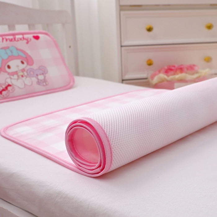 91家纺网 家纺一手货源 找家纺 八零年代 2025新款三丽鸥IP正版授权凉席新品云柔天丝软凉席冰丝儿童席幼儿园午睡凉席套件 美乐蒂-粉格