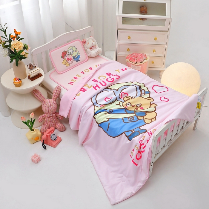 91家纺网 家纺一手货源 找家纺 八零年代 2025新款三丽鸥IP正版授权凉席新品云柔天丝软凉席冰丝儿童席幼儿园午睡凉席套件 小黄人-BOB粉