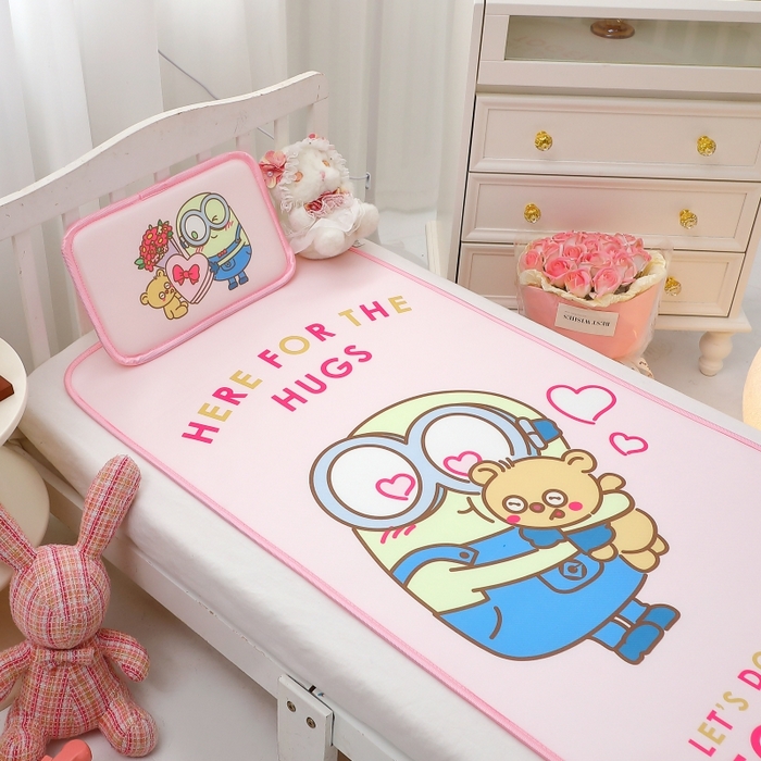 91家纺网 家纺一手货源 找家纺 八零年代 2025新款三丽鸥IP正版授权凉席新品云柔天丝软凉席冰丝儿童席幼儿园午睡凉席套件 小黄人-BOB粉