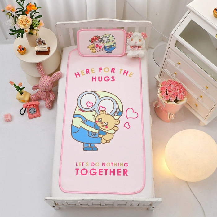 91家纺网 家纺一手货源 找家纺 八零年代 2025新款三丽鸥IP正版授权凉席新品云柔天丝软凉席冰丝儿童席幼儿园午睡凉席套件 小黄人-BOB粉