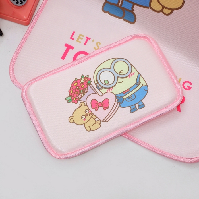 91家纺网 家纺一手货源 找家纺 八零年代 2025新款三丽鸥IP正版授权凉席新品云柔天丝软凉席冰丝儿童席幼儿园午睡凉席套件 小黄人-BOB粉