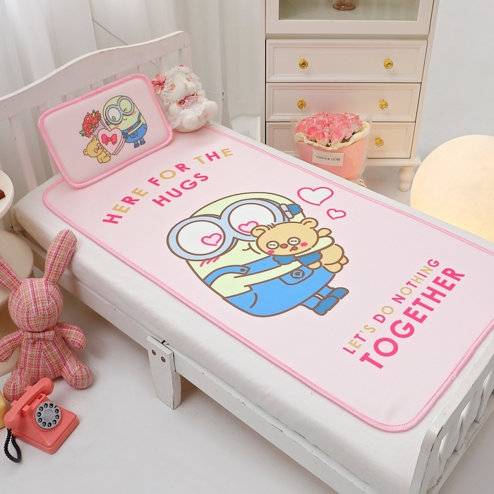 91家纺网 家纺一手货源 找家纺 八零年代 2025新款三丽鸥IP正版授权凉席新品云柔天丝软凉席冰丝儿童席幼儿园午睡凉席套件 小黄人-BOB粉