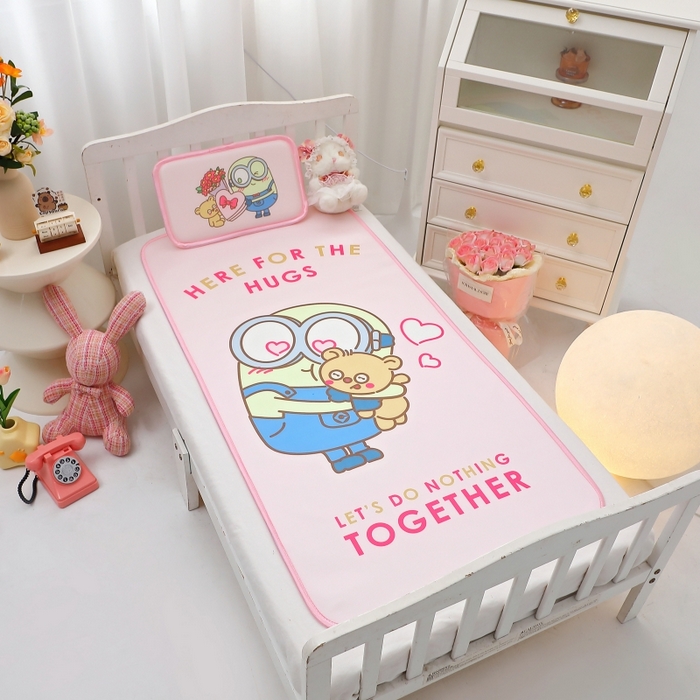 91家纺网 家纺一手货源 找家纺 八零年代 2025新款三丽鸥IP正版授权凉席新品云柔天丝软凉席冰丝儿童席幼儿园午睡凉席套件 小黄人-BOB粉