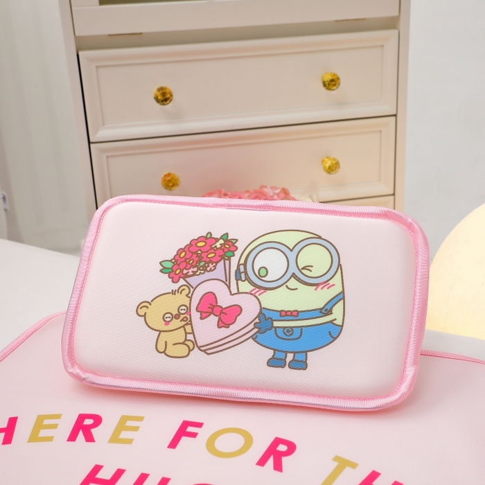 91家纺网 家纺一手货源 找家纺 八零年代 2025新款三丽鸥IP正版授权凉席新品云柔天丝软凉席冰丝儿童席幼儿园午睡凉席套件 小黄人-BOB粉