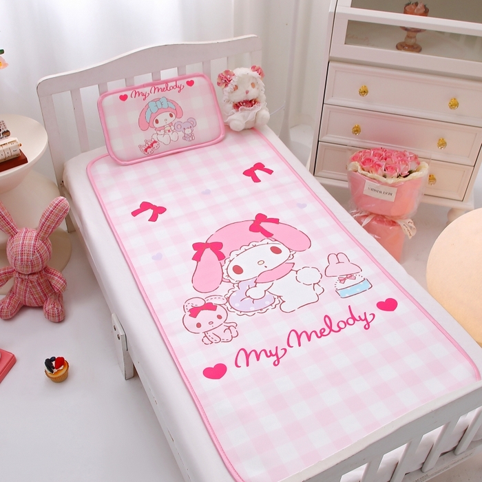 91家纺网 家纺一手货源 找家纺 八零年代 2025新款三丽鸥IP正版授权凉席新品云柔天丝软凉席冰丝儿童席幼儿园午睡凉席套件 美乐蒂-粉格