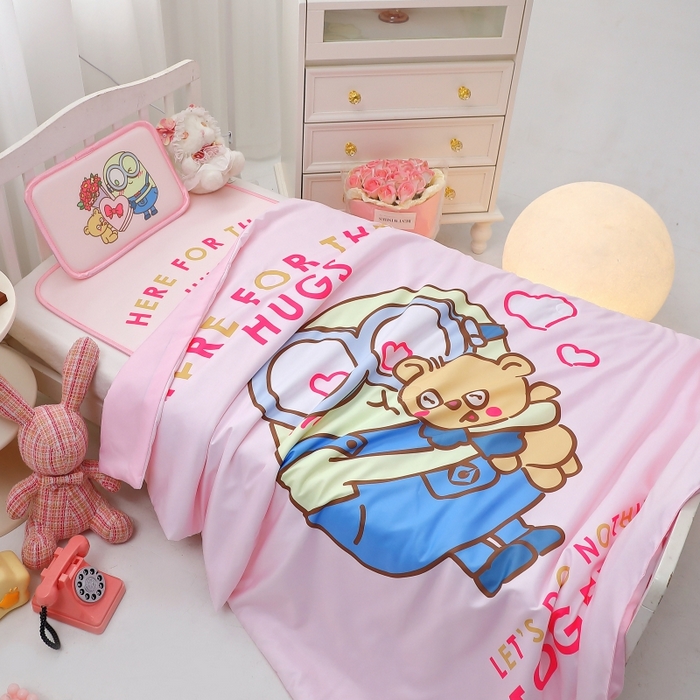 91家纺网 家纺一手货源 找家纺 八零年代 2025新款三丽鸥IP正版授权凉席新品云柔天丝软凉席冰丝儿童席幼儿园午睡凉席套件 小黄人-BOB粉