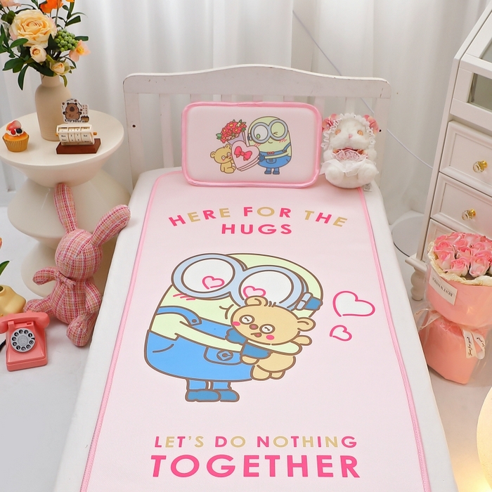 91家纺网 家纺一手货源 找家纺 八零年代 2025新款三丽鸥IP正版授权凉席新品云柔天丝软凉席冰丝儿童席幼儿园午睡凉席套件 小黄人-BOB粉