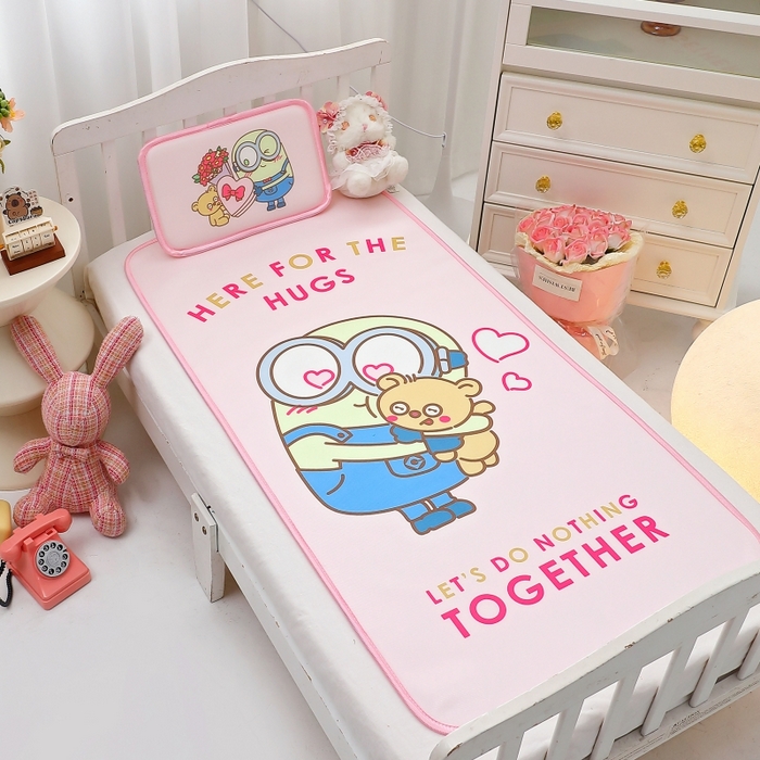 91家纺网 家纺一手货源 找家纺 八零年代 2025新款三丽鸥IP正版授权凉席新品云柔天丝软凉席冰丝儿童席幼儿园午睡凉席套件 小黄人-BOB粉