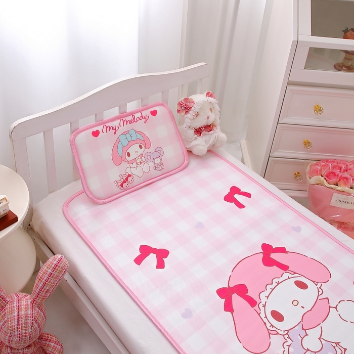 91家纺网 家纺一手货源 找家纺 八零年代 2025新款三丽鸥IP正版授权凉席新品云柔天丝软凉席冰丝儿童席幼儿园午睡凉席套件 美乐蒂-粉格