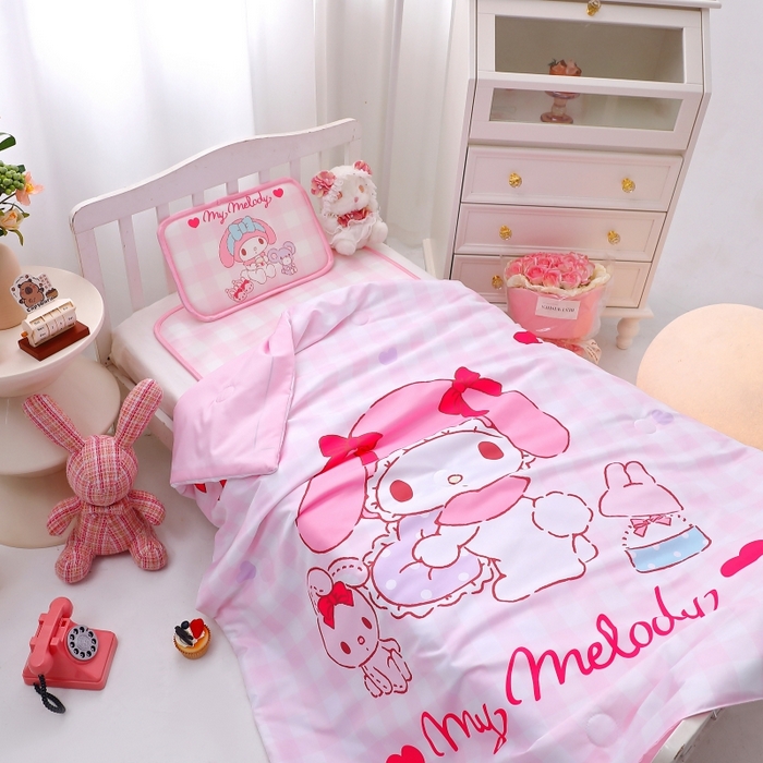 91家纺网 家纺一手货源 找家纺 八零年代 2025新款三丽鸥IP正版授权凉席新品云柔天丝软凉席冰丝儿童席幼儿园午睡凉席套件 美乐蒂-粉格