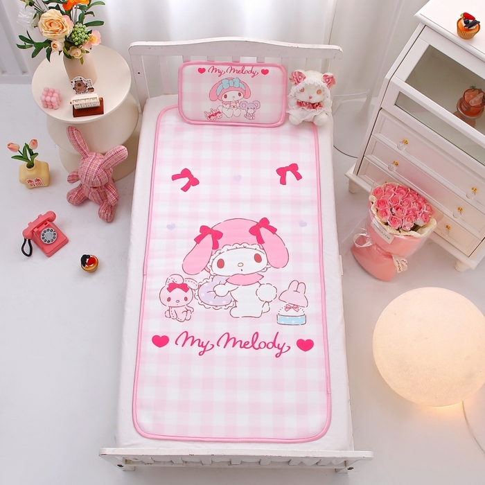 91家纺网 家纺一手货源 找家纺 八零年代 2025新款三丽鸥IP正版授权凉席新品云柔天丝软凉席冰丝儿童席幼儿园午睡凉席套件 美乐蒂-粉格