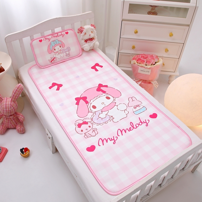 91家纺网 家纺一手货源 找家纺 八零年代 2025新款三丽鸥IP正版授权凉席新品云柔天丝软凉席冰丝儿童席幼儿园午睡凉席套件 美乐蒂-粉格