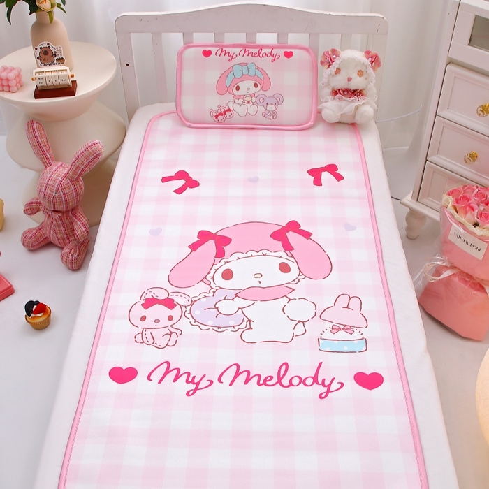 91家纺网 家纺一手货源 找家纺 八零年代 2025新款三丽鸥IP正版授权凉席新品云柔天丝软凉席冰丝儿童席幼儿园午睡凉席套件 美乐蒂-粉格