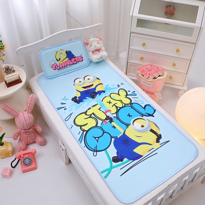 91家纺网 家纺一手货源 找家纺 八零年代 2025新款三丽鸥IP正版授权凉席新品云柔天丝软凉席冰丝儿童席幼儿园午睡凉席套件 小黄人-MINI