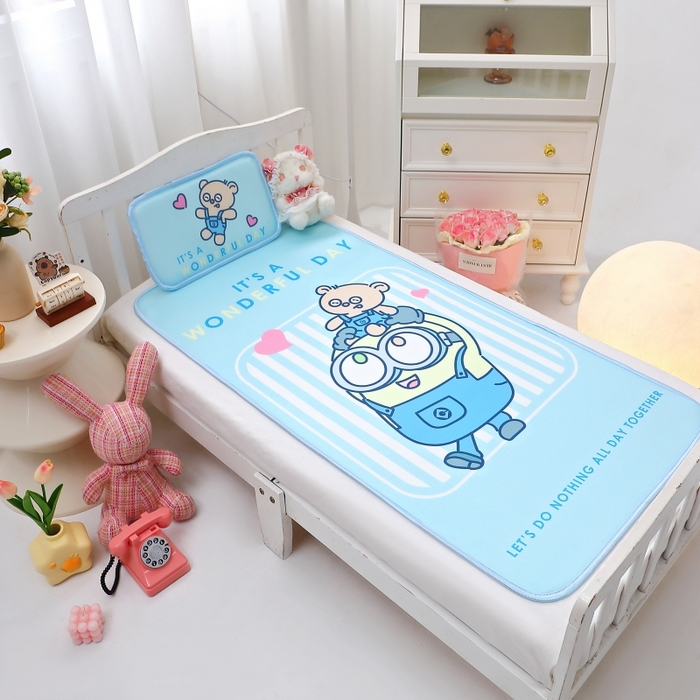 91家纺网 家纺一手货源 找家纺 八零年代 2025新款三丽鸥IP正版授权凉席新品云柔天丝软凉席冰丝儿童席幼儿园午睡凉席套件 小黄人-BOB蓝