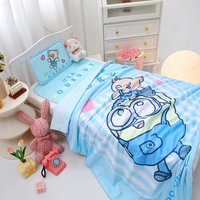 91家纺网 家纺一手货源 找家纺 八零年代 2025新款三丽鸥IP正版授权凉席新品云柔天丝软凉席冰丝儿童席幼儿园午睡凉席套件 小黄人-BOB蓝