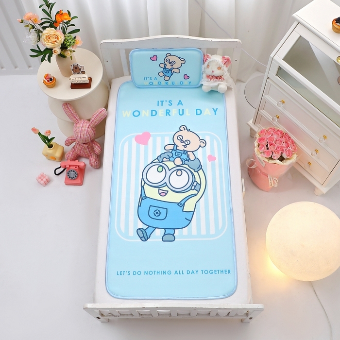 91家纺网 家纺一手货源 找家纺 八零年代 2025新款三丽鸥IP正版授权凉席新品云柔天丝软凉席冰丝儿童席幼儿园午睡凉席套件 小黄人-BOB蓝